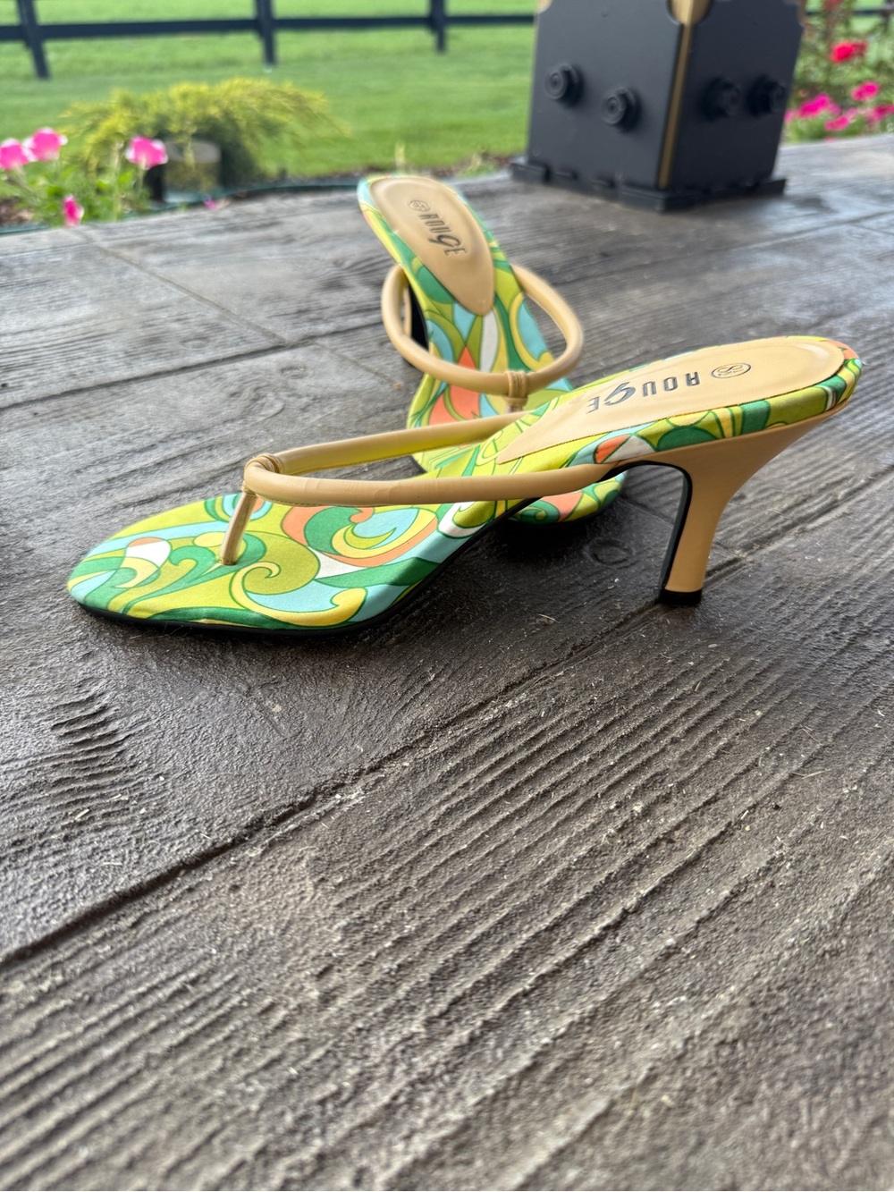 Vintage Y2K kitten sandals heels look like pucci so cute
